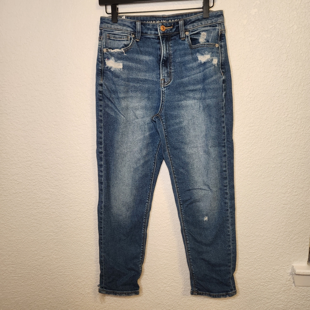 American Eagle 4 Short Mom Jean distressed denim
